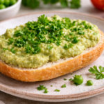 Grüner Erbsen-Aufstrich mit Tahin und Petersilie auf Brot
